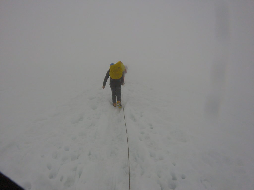 Ranndonnée glacière
brouillard et orage cordée
ambiance alpinisme