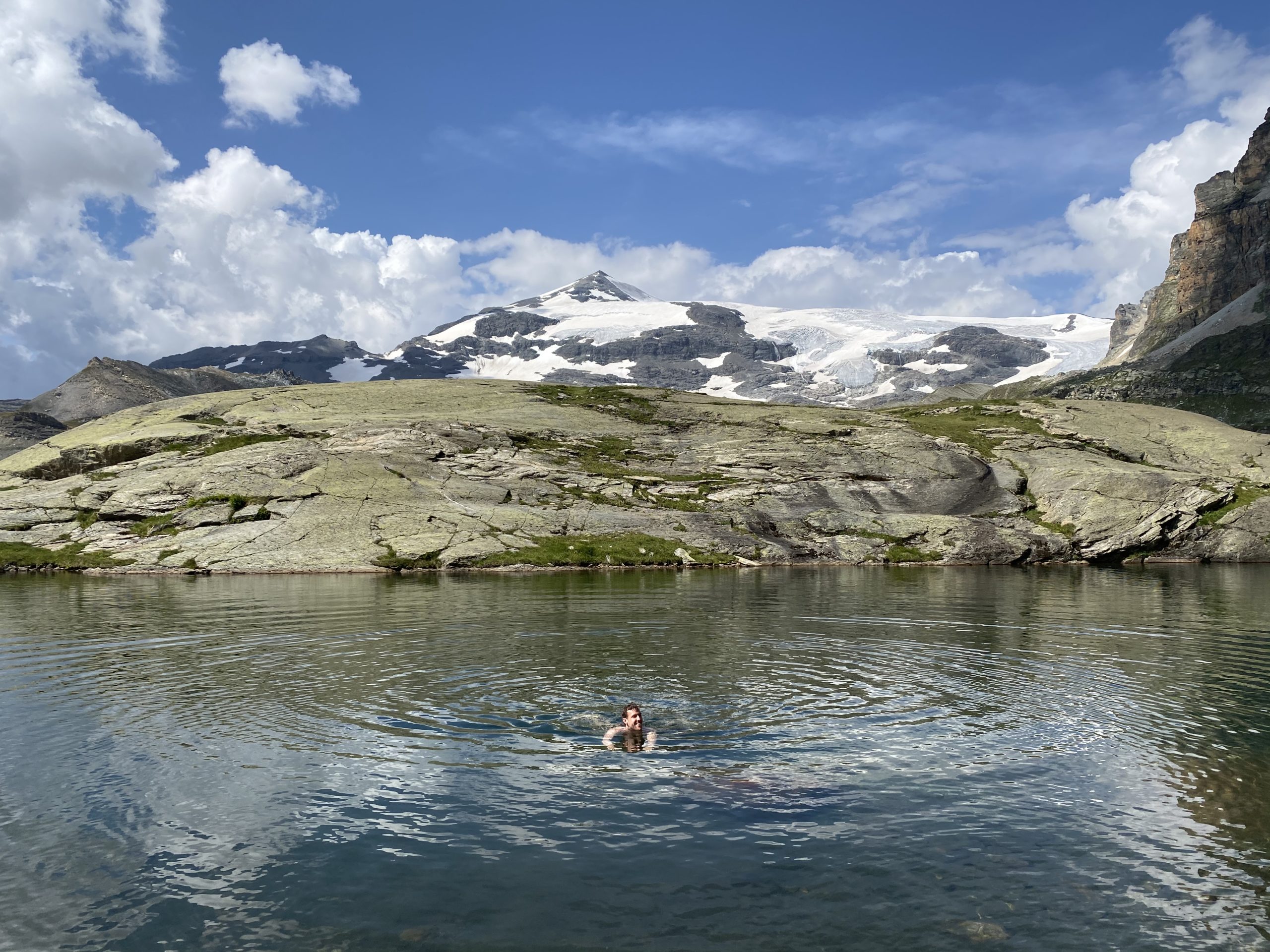 baignade dans un lac glacier de la Vanoise 