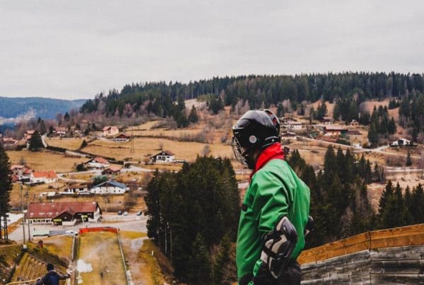 airboard sur un saut de tremplin à ski Gérardmer