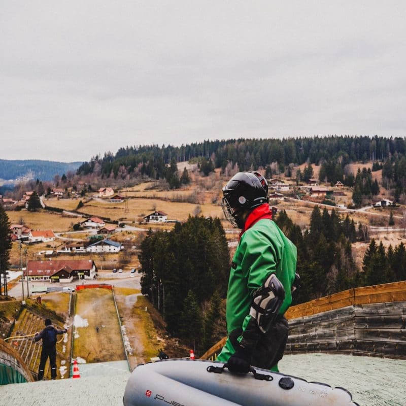 airboard sur un saut de tremplin à ski Gérardmer