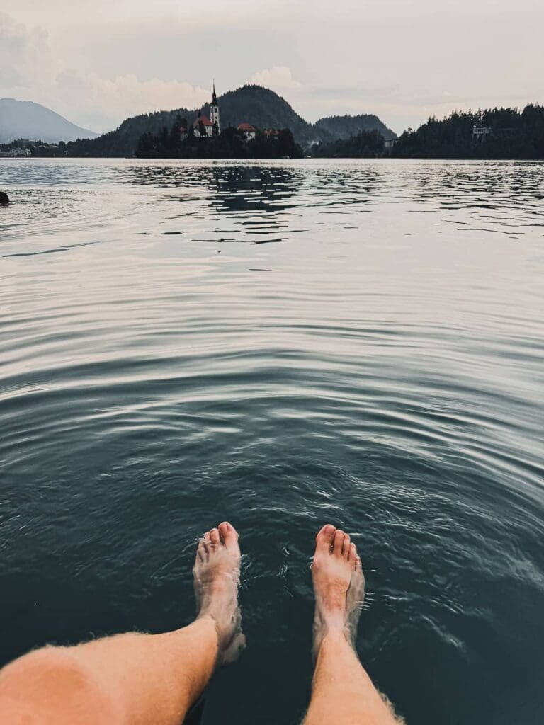 Sauter à l'eau dans le lac à Bled