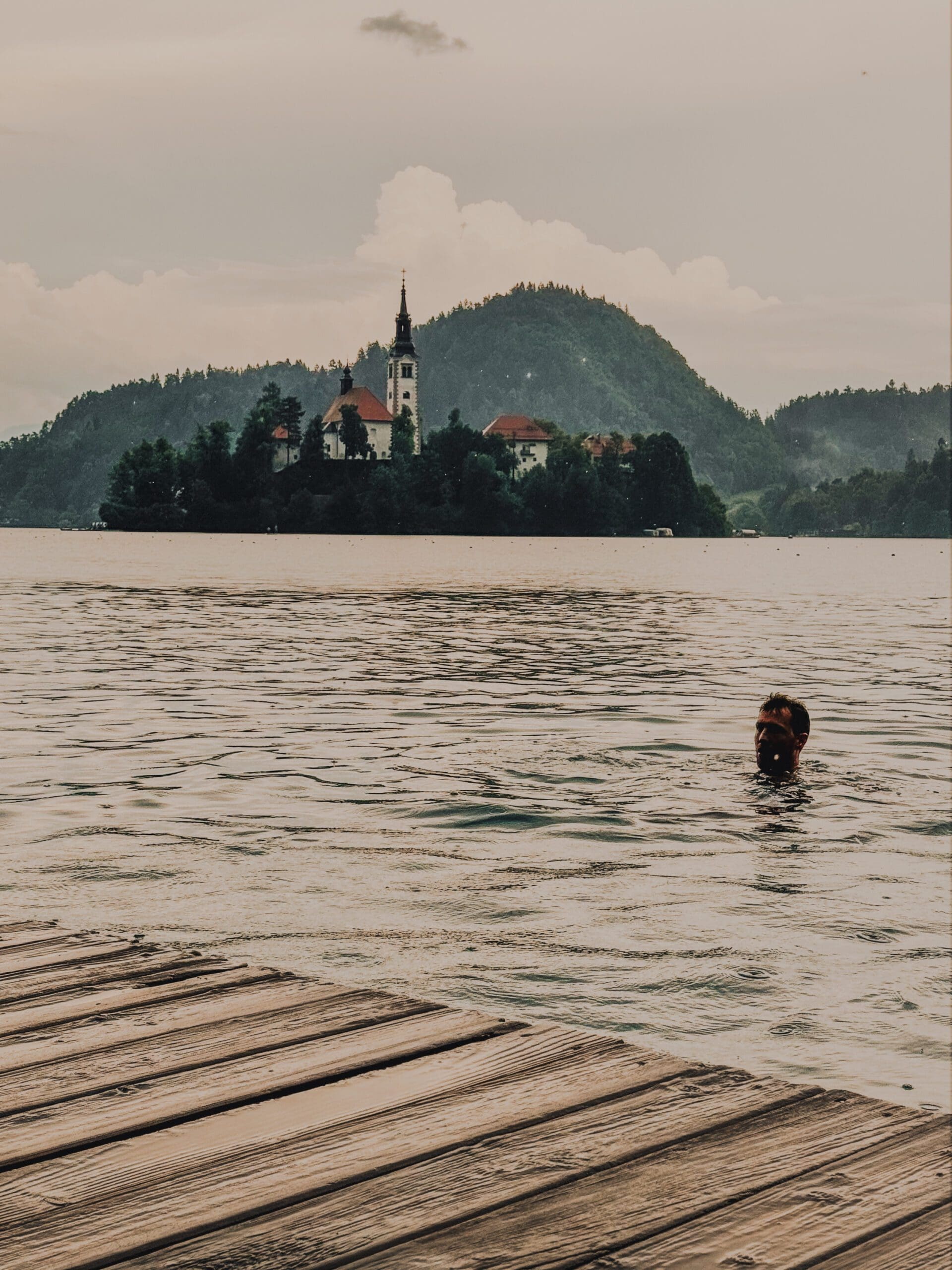 Se baigner dans le lac de Bled